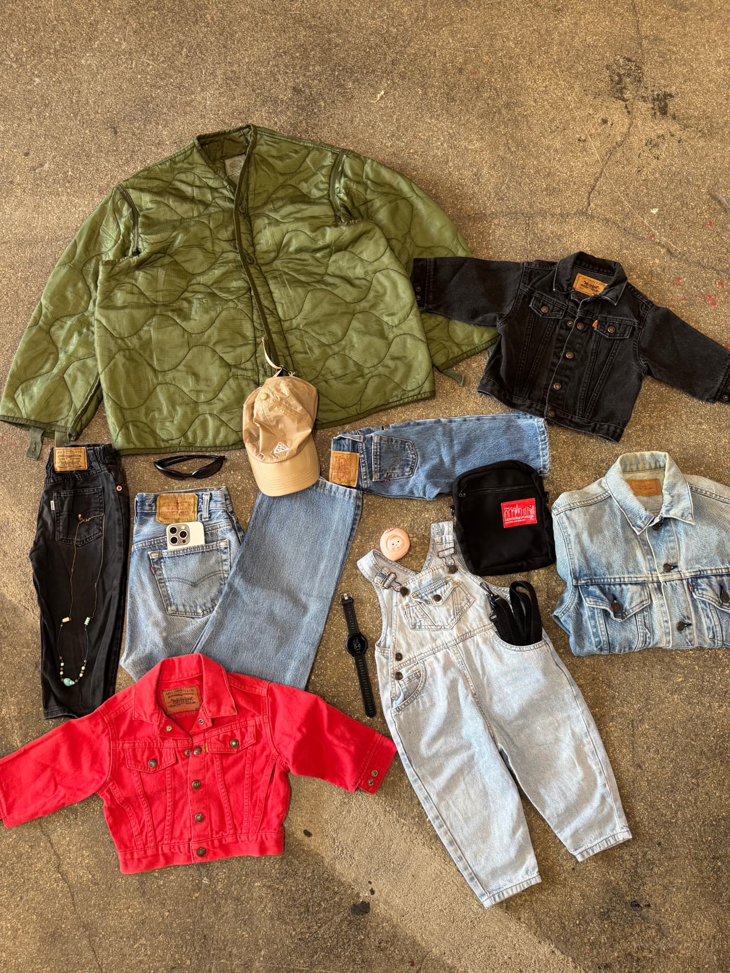 Vestiaire Tribu Vintage : denim Levi's adulte et enfant, veste rouge et veste matelassée